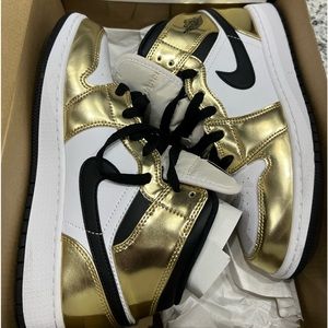Metallic Gold Air Jordan 1 mid se